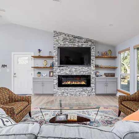 Casa Mariposa Newly Renovated Firepit*Fireplace*Great Deck*Pets Welcome!